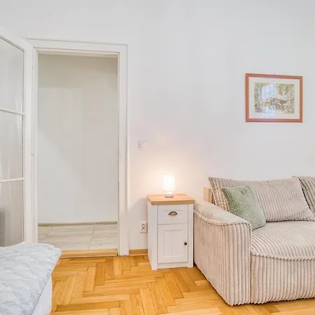 Charming Downtown Apartment *